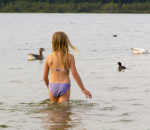 Zwemmen in natuurwater met kinderen: dit wil je weten voor je gaat