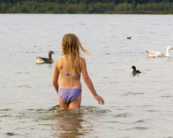 Zwemmen in natuurwater met kinderen: dit wil je weten voor je gaat