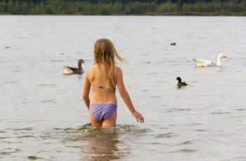 Zwemmen in natuurwater met kinderen: dit wil je weten voor je gaat