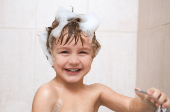 Wil je kind niet douchen? Zo maak je het leuker!