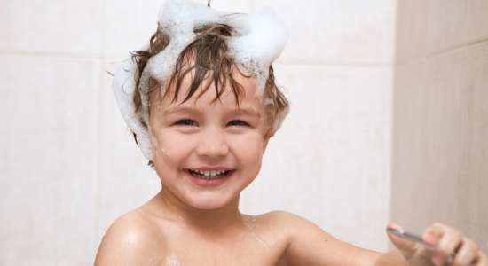 Wil je kind niet douchen? Zo maak je het leuker!
