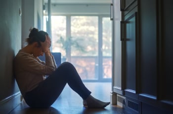 Saskia kreeg twee keer een postnatale depressie: "Ik was uitgeput, ziek en voelde me compleet vervreemd van mezelf"