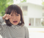 Een ontstoken oog bij je peuter: zo herken je het en dit kun je thuis doen