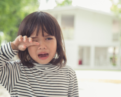 Een ontstoken oog bij je peuter: zo herken je het en dit kun je thuis doen