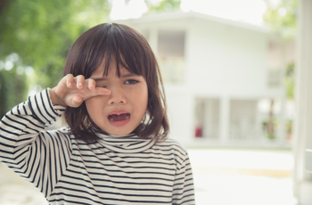 Peuter met ontstoken oog: wat kun je doen?