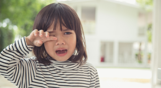 Peuter met ontstoken oog: wat kun je doen?