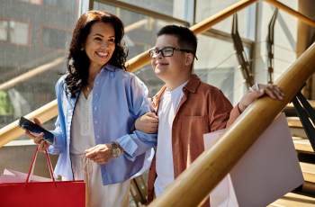 Shoppen met je zoon? Dit zijn de 5 must-have kledingstukken voor elke tiener