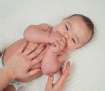 Aardbeivlek bij je baby: dit is het, zo herken je het en dit kun je doen