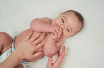 Aardbeivlek bij je baby: dit is het, zo herken je het en dit kun je doen