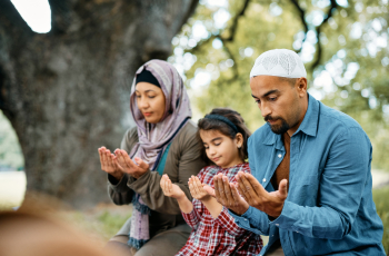 Aan je kinderen uitleggen wat ramadan is: antwoord op 12 vragen over de ramadan