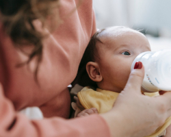 Flesvoeding voor je kleintje: handige tips en een voedingsschema per leeftijd
