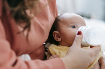 Flesvoeding voor je kleintje: handige tips en een voedingsschema per leeftijd