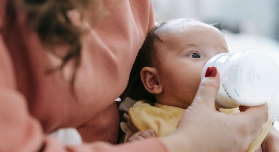 Flesvoeding voor je kleintje: handige tips en een voedingsschema per leeftijd