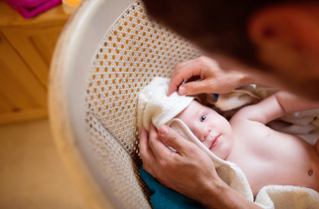 Samen douchen met je baby: fijne tips