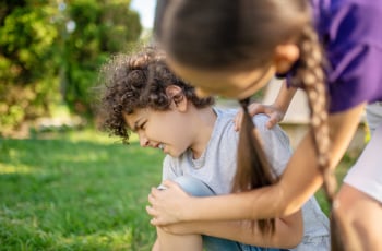 Weet jij wat je moet doen als je kind gewond is? 7x super praktische tips bij snij- schaaf- en brandwonden