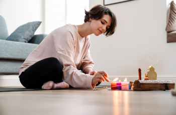 Nina Mouton staat voor een bewuster leven in Elke Dag Zelfzorg: kan jij écht aanvoelen wat je nodig hebt?