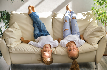 Een leren bank met kinderen: dit is waarom het wél een goed idee is