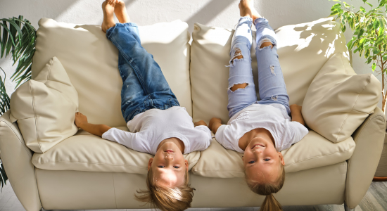 Een leren bank met kinderen: dit is waarom het wél een goed idee is