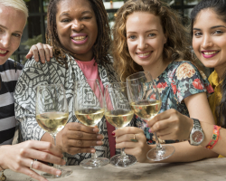 Weer een wijntje drinken na de zwangerschap? Hier wil je op letten