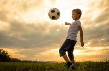 Kunstgras voetbalveldje aanleggen in je tuin: zo doe je dat