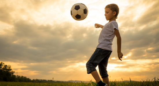 Kunstgras voetbalveldje aanleggen in je tuin: zo doe je dat