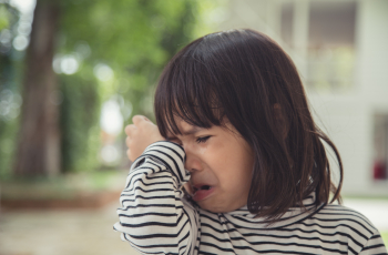 Help! Mijn kind dronk per ongeluk zeep, shampoo of afwasmiddel: wat nu?