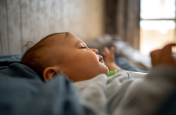 Licht, warmte én geluid buitenhouden in de babykamer: dit is de fijnste raambekleding