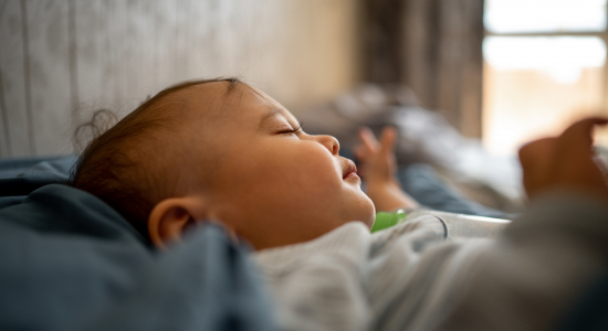 Licht, warmte én geluid buitenhouden in de babykamer: dit is de fijnste raambekleding