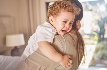 Splinter bij je kind? Zo krijg je ’m eruit zonder drama (of tranen)