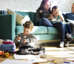 Een lichte, gezellige én stijlvolle woonkamer: zo doe je dat (ook met kleine kinderen!)