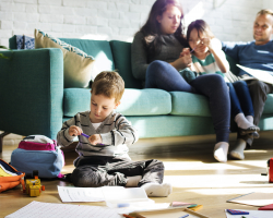 Een lichte, gezellige én stijlvolle woonkamer: zo doe je dat (ook met kleine kinderen!)