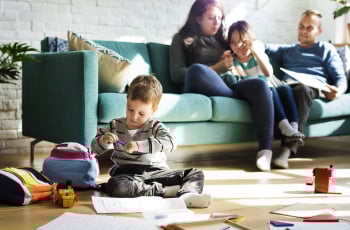 Een lichte, gezellige én stijlvolle woonkamer: zo doe je dat (ook met kleine kinderen!)