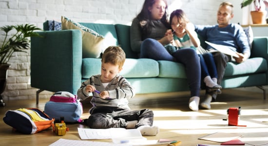 Een lichte, gezellige én stijlvolle woonkamer: zo doe je dat (ook met kleine kinderen!)