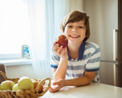 Help, mijn kind vraagt de hele dag om eten! Wat kun je doen als je kind nooit lijkt vol te zitten?