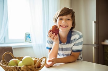 Help, mijn kind vraagt de hele dag om eten! Wat kun je doen als je kind nooit lijkt vol te zitten?