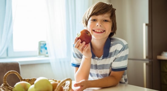 Help, mijn kind vraagt de hele dag om eten! Wat kun je doen als je kind nooit lijkt vol te zitten?