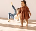 Waarom ouders massaal verliefd zijn op de visgraatvloer (en het niets met interieurtrends te maken heeft)