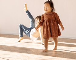 Waarom ouders massaal verliefd zijn op de visgraatvloer (en het niets met interieurtrends te maken heeft)