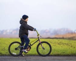 De eerste keer alleen naar school fietsen: zo bereid je jouw kind erop voor
