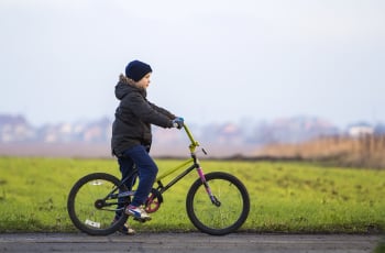 De eerste keer alleen naar school fietsen: zo bereid je jouw kind erop voor