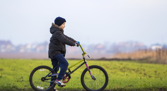 De eerste keer alleen naar school fietsen: zo bereid je jouw kind erop voor