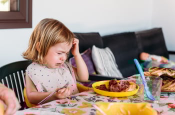 Strijd aan tafel? Kindervoedingscoach Hilda legt uit hoe dit komt én hoe je meer rust creëert