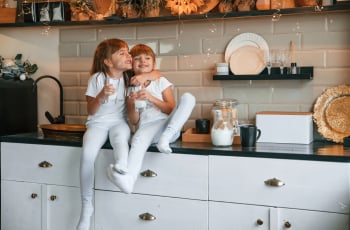 Keuken uitzoeken met een jong gezin? Advies aan huis kan veel stress schelen