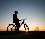 Fietst je kind steeds vaker in het donker naar huis? Met deze tips zorg je voor extra veiligheid én een gerust gevoel