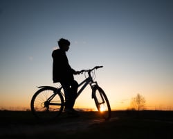 Fietst je kind steeds vaker in het donker naar huis? Met deze tips zorg je voor extra veiligheid én een gerust gevoel