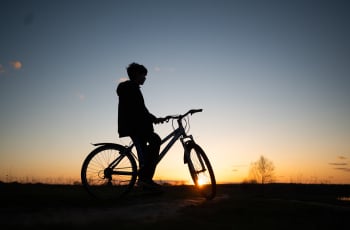 Fietst je kind steeds vaker in het donker naar huis? Met deze tips zorg je voor extra veiligheid én een gerust gevoel