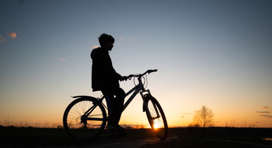 Fietst je kind steeds vaker in het donker naar huis? Met deze tips zorg je voor extra veiligheid én een gerust gevoel