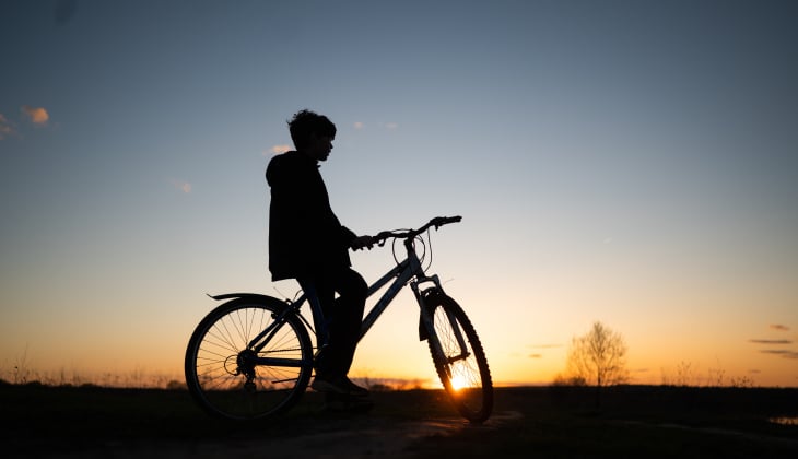 Fietst je kind steeds vaker in het donker naar huis? Met deze tips én tools zorg je voor extra veiligheid