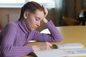 Je puber en toetsen: zo krijgt je kind meer grip op leren