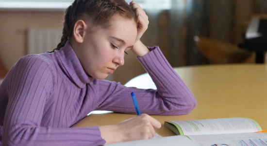 Je puber en toetsen: zo krijgt je kind meer grip op leren